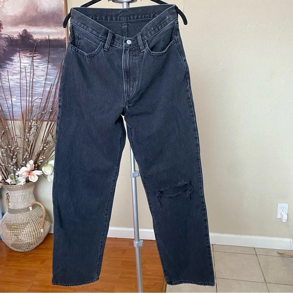 Levi's Distressed High Rise Straight leg Jean busted knee‎ distressed size 27